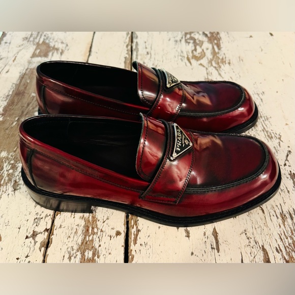 Men’s PRADA Loafers
- Prada
- Men’s 41
- Cordovan color
- Solid Leather - Picture 3 of 5